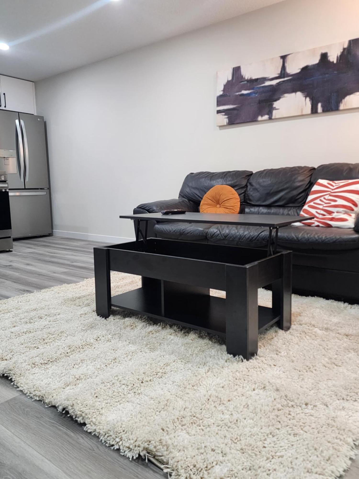 شقة Trendy 2-Bed Oasis Awaits! YYC المظهر الخارجي الصورة