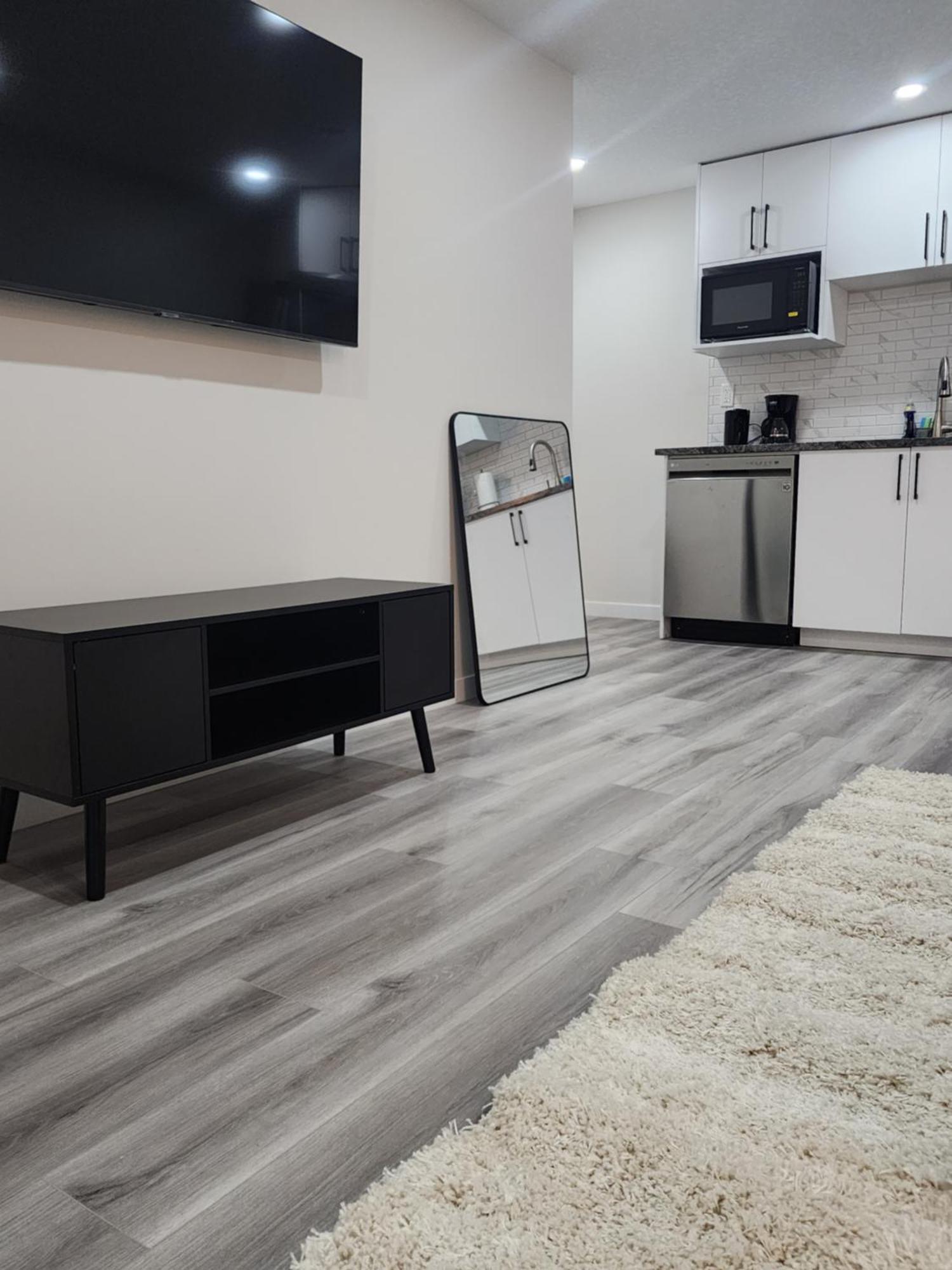 شقة Trendy 2-Bed Oasis Awaits! YYC المظهر الخارجي الصورة