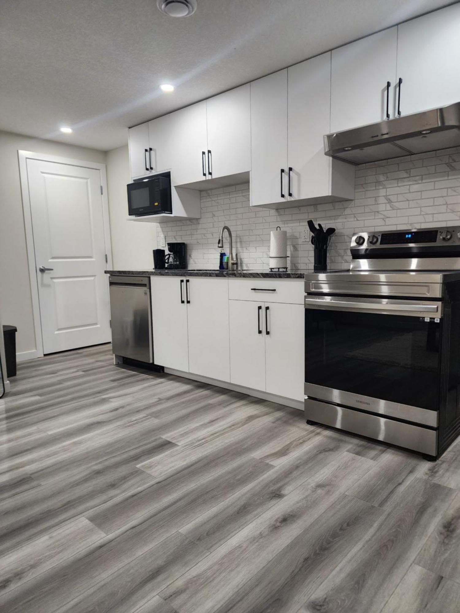 شقة Trendy 2-Bed Oasis Awaits! YYC المظهر الخارجي الصورة